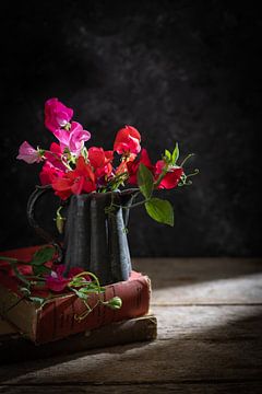 Lathyrus in antieke vaas op oude boeken van Saskia Schepers