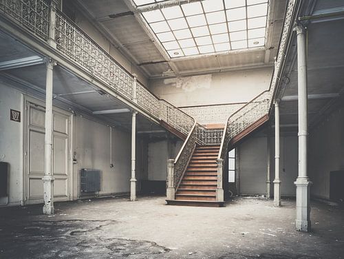 Trappenhal met Dakraam en Zonlicht