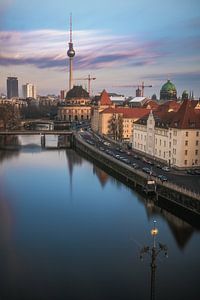 Berlin Schiffbauerdamm avec Spree et Bodemuseum au coucher du soleil