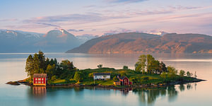 Panorama und Sonnenaufgang auf Omaholmen, Hardangerfjord, Vestland, Norwegen
