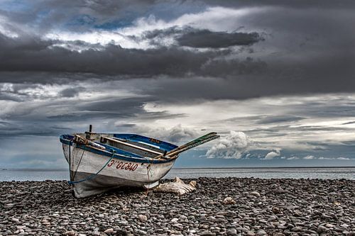 Vissersbootje op kiezelstenen nabij Gran Tarajal, Fuerteventura