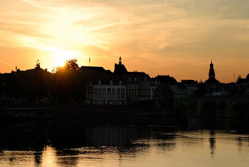 Zonsondergang aan de Maas in Maastricht
