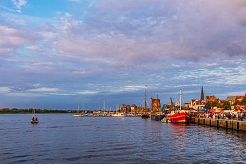 Stadshaven aan de Warnow 's avonds tijdens de Hanse Sail in Ros van Rico Ködder