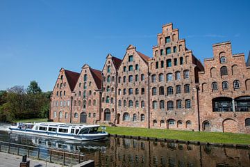 Lagerhäuser mit Ausflugsschiff in der Lübecker Altstadt in Deutschland