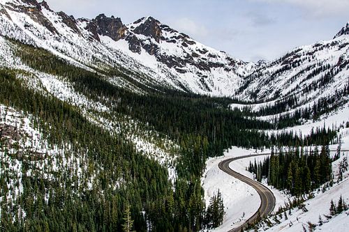 Eine Straße durch die schneebedeckten Berge