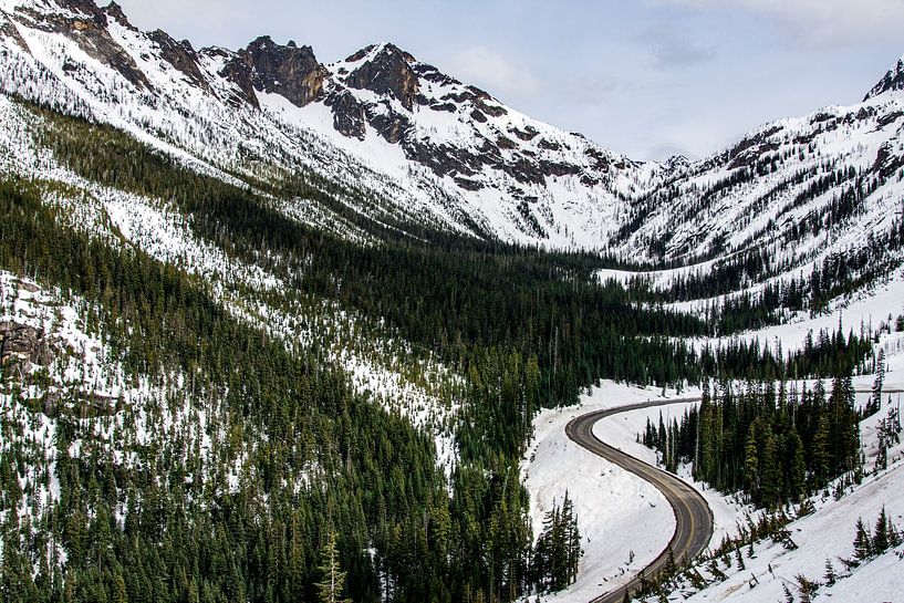 Une route à travers les montagnes enneigées par Roosmarijn Jongstra