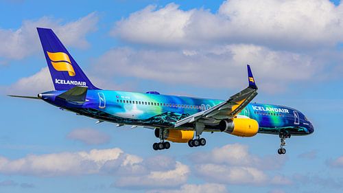 Icelandair Boeing 757-200 met Hekla Aurora livery.