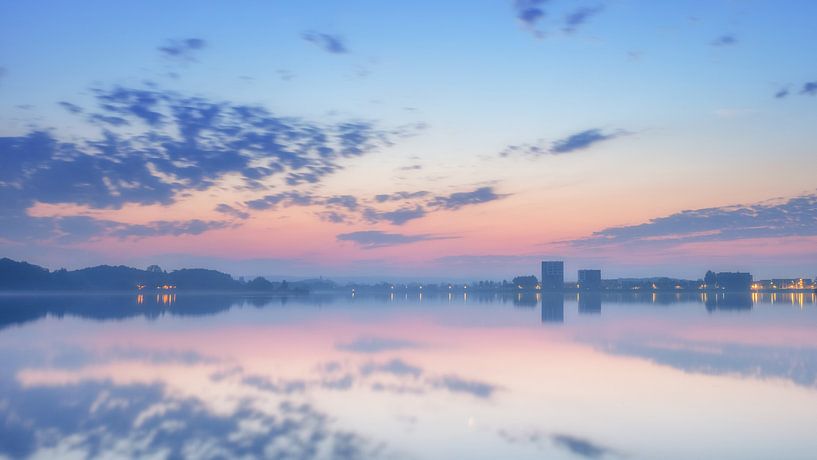 Morning light above the Heeswijk lake by Lex Schulte