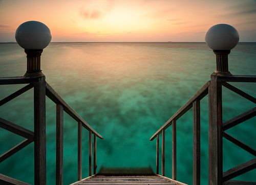 De trap in het heldere water naar de zonsondergang