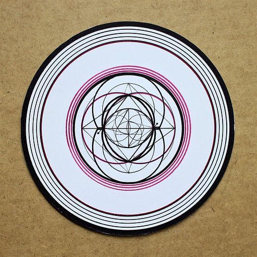 Purple geometric variation of the expanded vescica pisces on a neutral background 