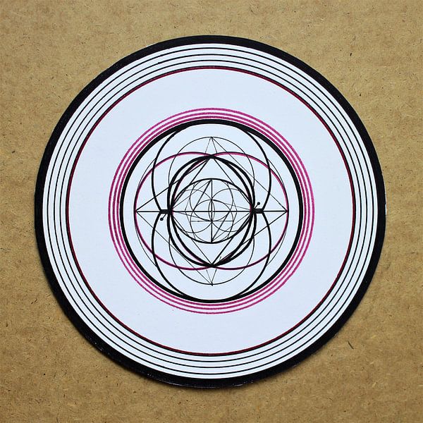 Purple geometric variation of the expanded vescica pisces on a neutral background  par E11en  den Hollander