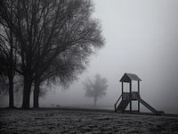 Speelhuisje in de mist