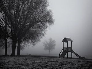 Speelhuisje in de mist van Paul Beentjes