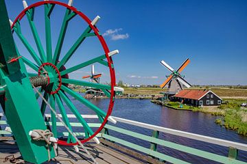Molenkruirad en windmolens langs de Zaan bij de Zaanse Schans, Zaandam, , Noord-Holland van Rene van der Meer