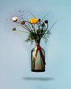 Blumenstrauß in einer schwimmenden Vase vor blauem Hintergrund von Atelier Liesjes Miniaturansicht