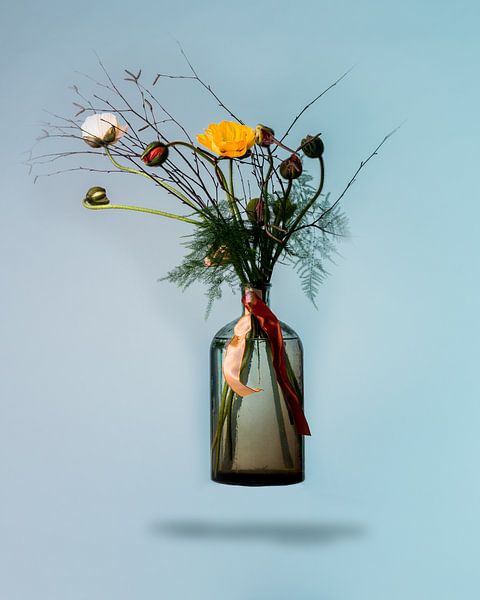 Blumenstrauß in einer schwimmenden Vase vor blauem Hintergrund von Atelier Liesjes