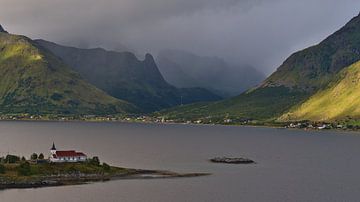 Sildpollnesfjord in Lofoten, Noorwegen met kerk en bergen van Timon Schneider