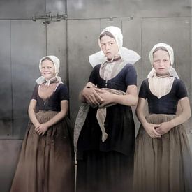 Three Zeeland girls in local costume (portrait from 1925) by Affect Fotografie