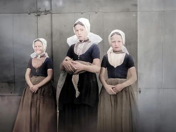 Drie Zeeuwse meisjes in lokale dracht van Walcheren (portret uit 1925) van Affect Fotografie