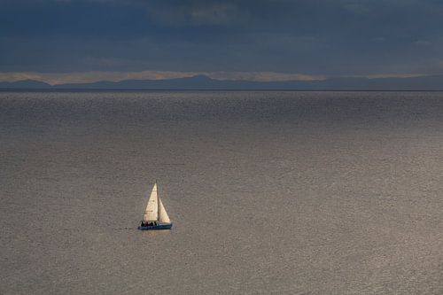 Zeilbootje op de oceaan aan de rand van Lanzarote, Canarische Eilanden.