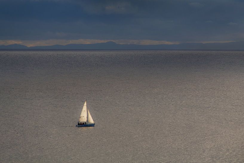 Zeilbootje op de oceaan aan de rand van Lanzarote, Canarische Eilanden. von Harrie Muis