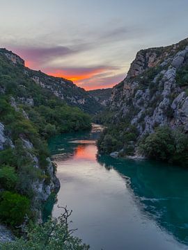 Gorges du Verdon im Abendlicht (hohe Perspektive, Porträt) von Bram Lubbers