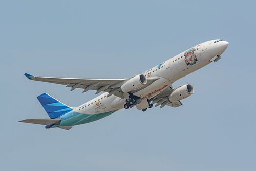 Garuda Indonesia Airbus A330 met F.C. Liverpool stickers.