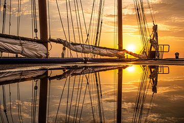 Reflet du coucher de soleil dans le port d'Harlingen