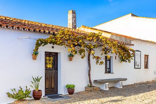 Witte gevels in Monsaraz in de Alentejo, Portugal