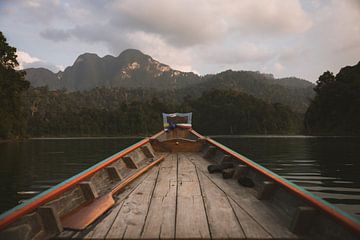 Magische Momenten: Zonsondergang en Zonsopgang bij Cheow Lan Lake van Ken Tempelers
