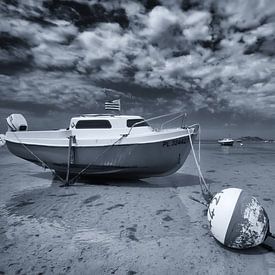 Little boat at extreme low tide by Tammo Strijker