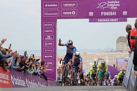 Tim Merlier gagne sur le marcheur à Knokke sur FreddyFinn