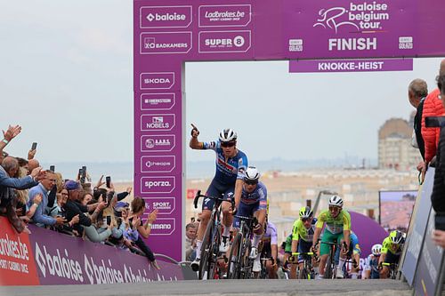 Tim Merlier gagne sur le marcheur à Knokke