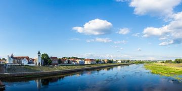 Litouwen, Reflecterende gebouwen van de stad Kaunas in het water van de rivier van adventure-photos