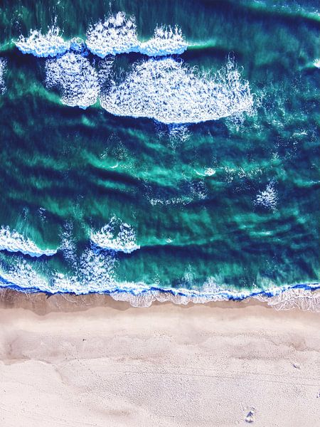 Strand en golven vanuit het perspectief van de zeemeeuw van Florian Kunde