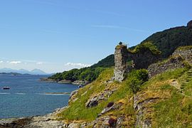Strome Castle ist die Ruine einer Tieflandburg am Ufer des Loch Carron in Stromemore