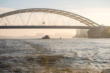 Binnenvaartschip passeert de Van Brienenoordbrug van scheepskijkerhavenfotografie