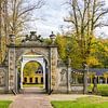 De monumentale toegangspoort van Kasteel Nienoord van Hilda Weges