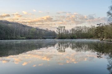 Sfeervolle zonsopkomst bij een meer by John van de Gazelle