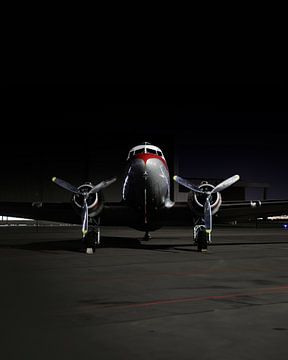 DDA Douglas DC-3 in de nacht van Maxwell Pels