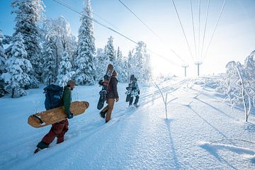 Paysage hivernal avec arbres enneigés et snowbaorders sur Leo Schindzielorz