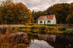 Herfstpracht in Veenhuizen, huisje met reflectie