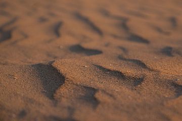 Structure dans le sable sur Nynke Altenburg