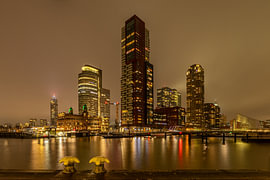 Blick auf das Hotel New York Rotterdam am Abend von Mark den Boer