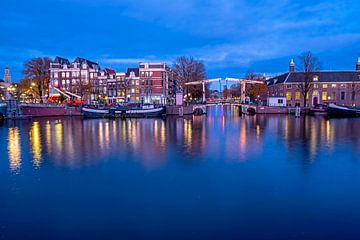 Stadsgezicht van Amsterdam aan de Amstel in Nederland van Eye on You