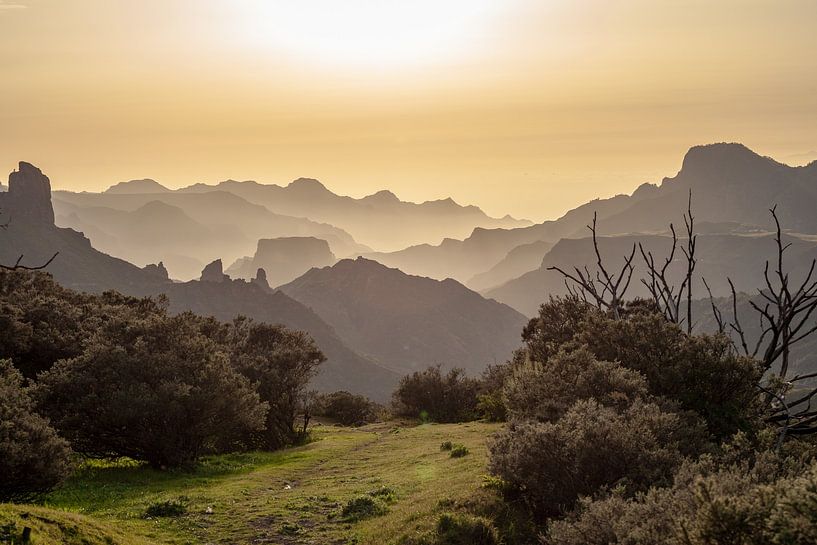 Zonsondergang in Gran Canaria, Cruz de Tejeda. van Marjolein Zijlstra