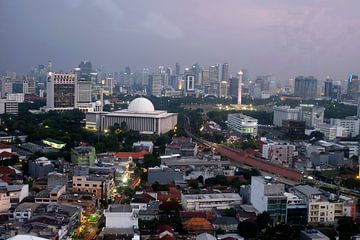 Jakarta skyline van Ed Terbak