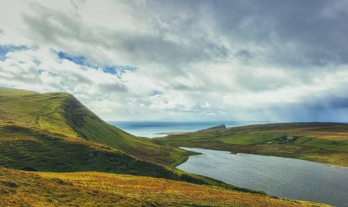 Verlaten eenzaamheid bij Neist Point. Isle of Skye in Groot-Brittannië. Panorama klif in de Schotse Hooglanden!