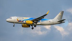 Vueling Airbus A320 in Disneyland Paris 25 Jahre Lackierung.