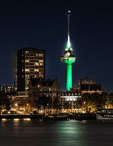 De Euromast in Rotterdam in de avond